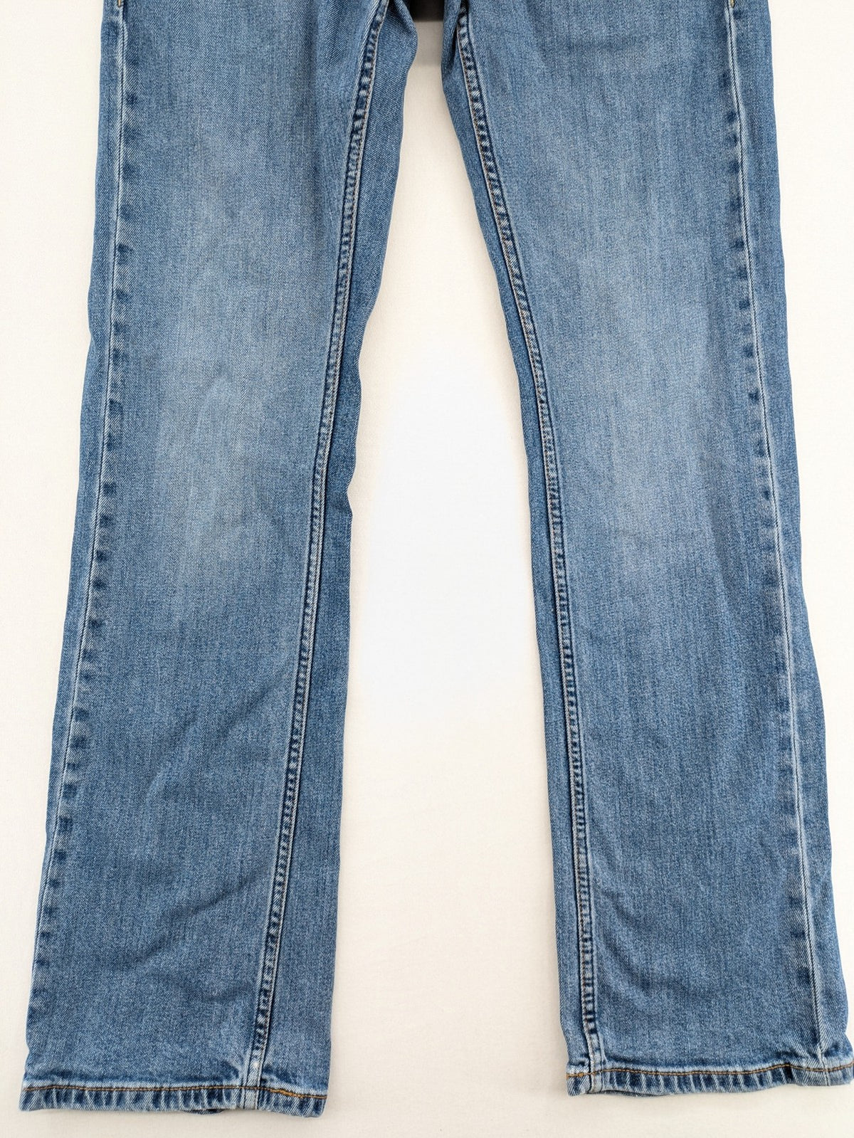 Mustang blue straight jeans with classic wash and durable denim material.