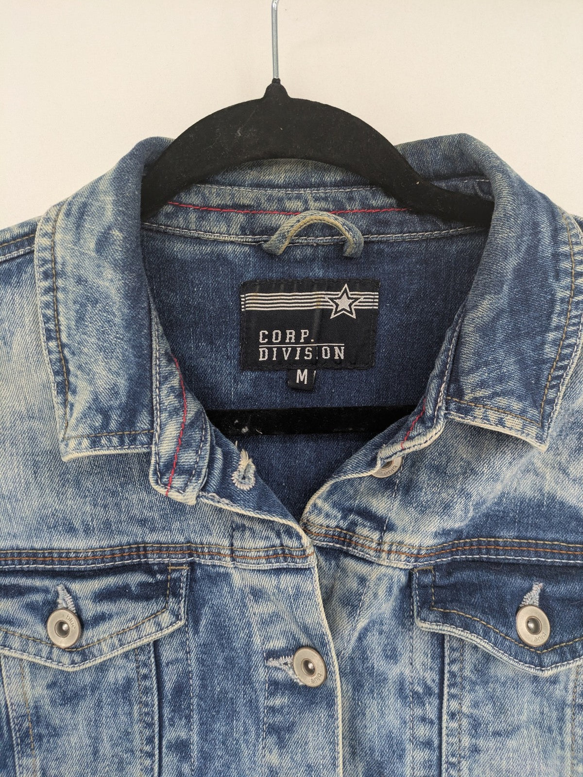 Baumwolle blue denim trucker jacket acid wash with button closure and chest pockets.
