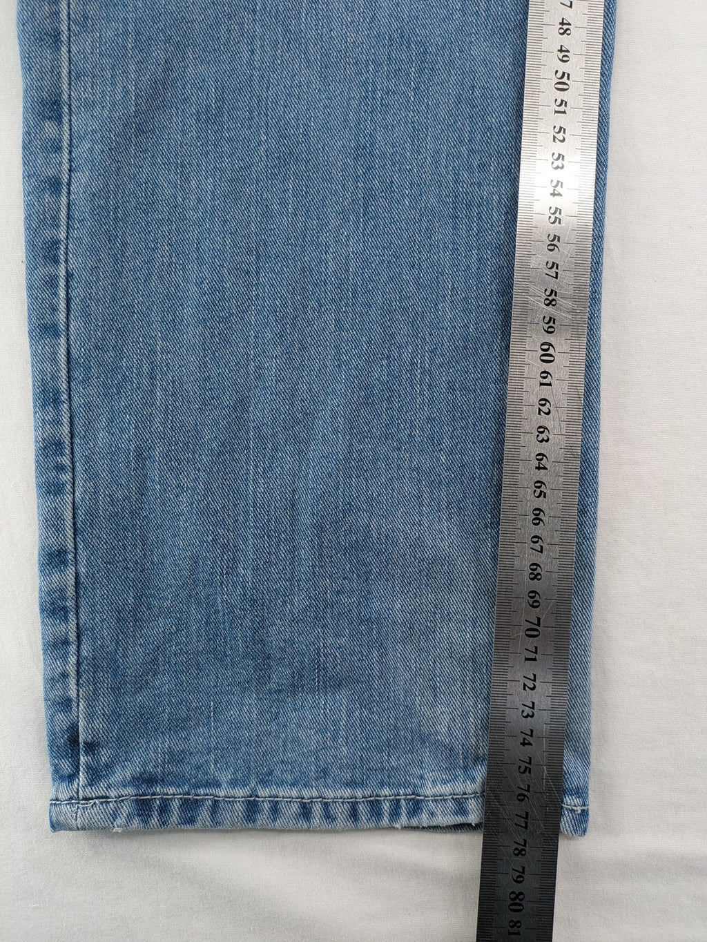Angelo Litrico blue straight jeans with classic 5-pocket design and button closure.
