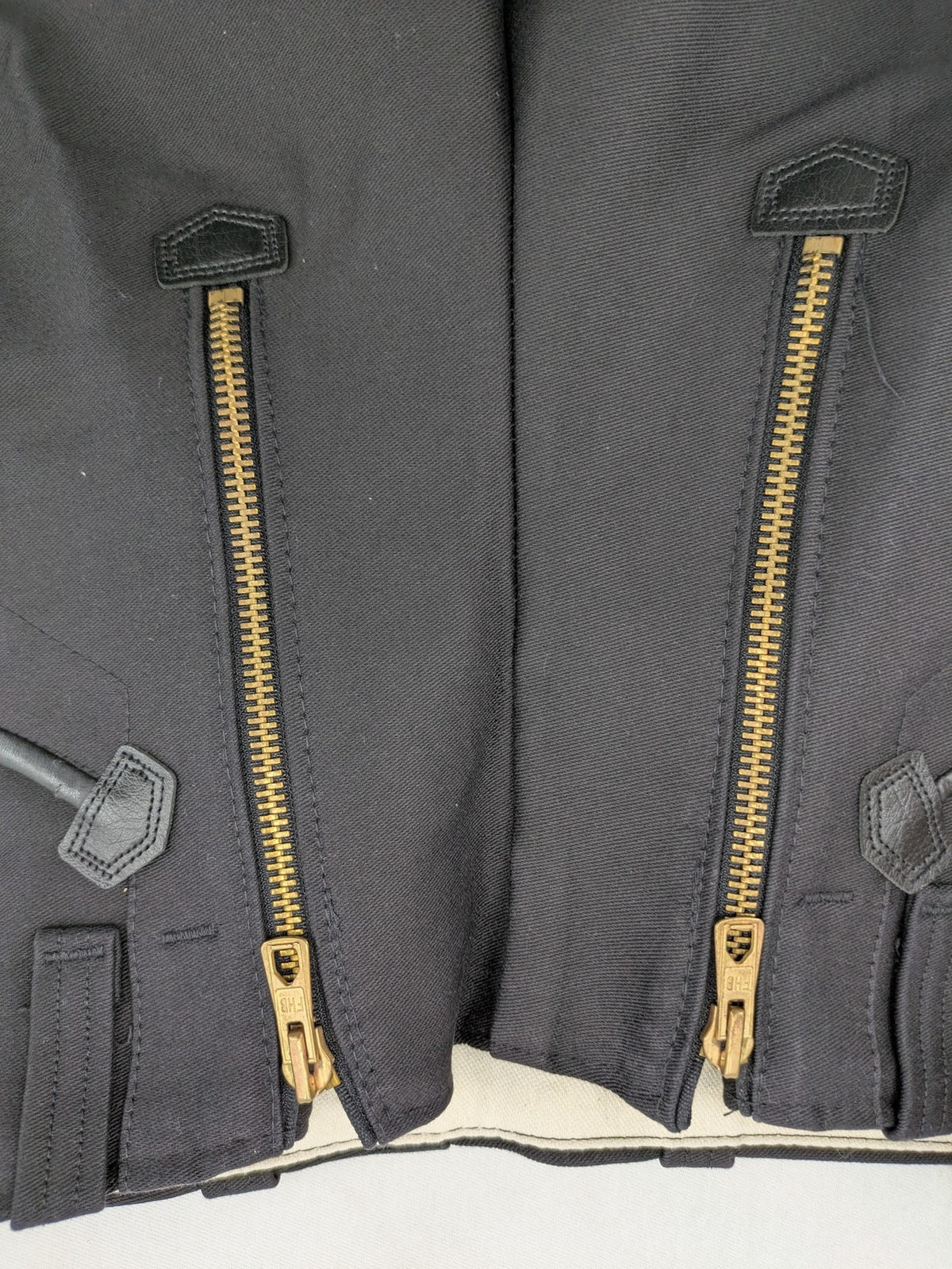 FHB hunting pants grey with double zipper and leather reinforcements, made from 100% cotton.