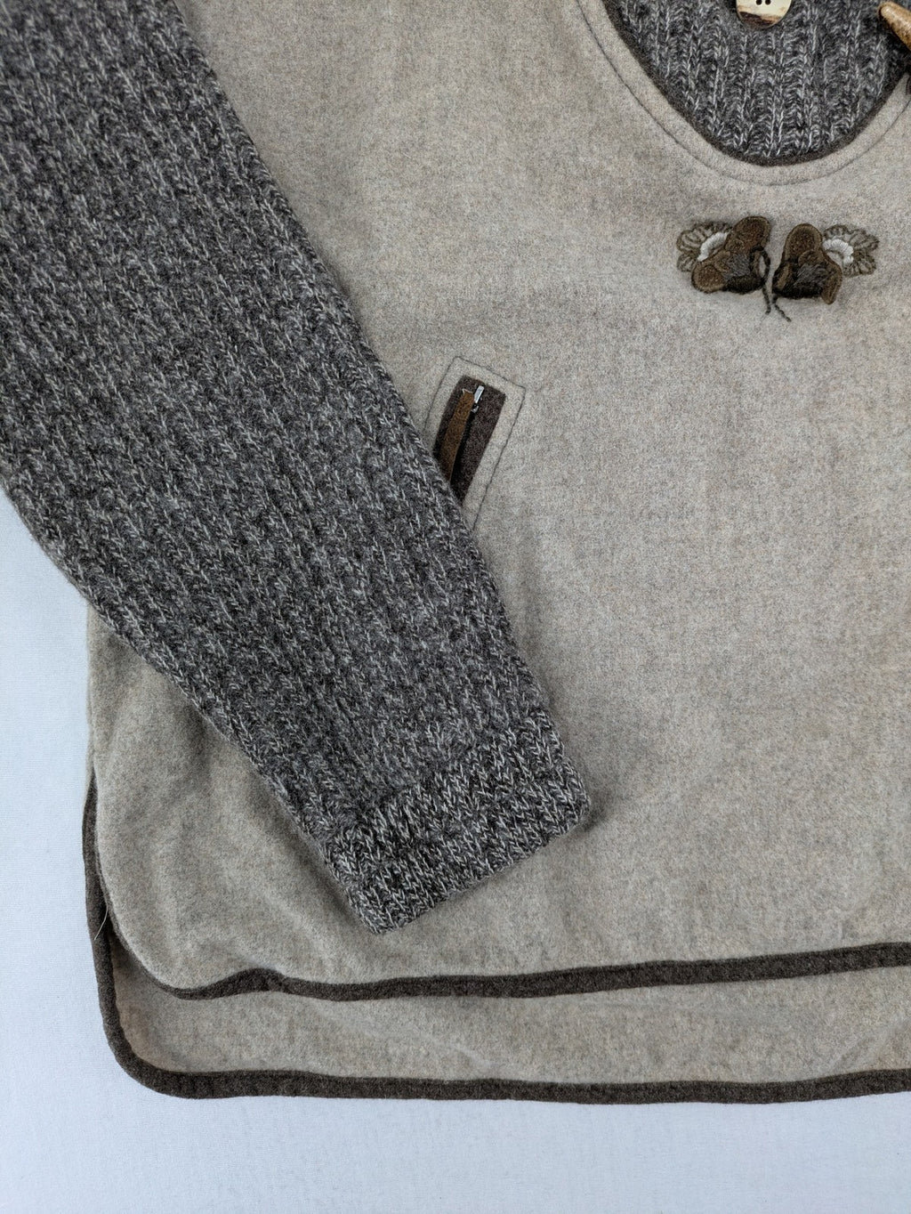 Perry Country beige Trachtenpullover 100% Schurwolle mit Edelweiß-Stickerei und Knebelverschlüssen.