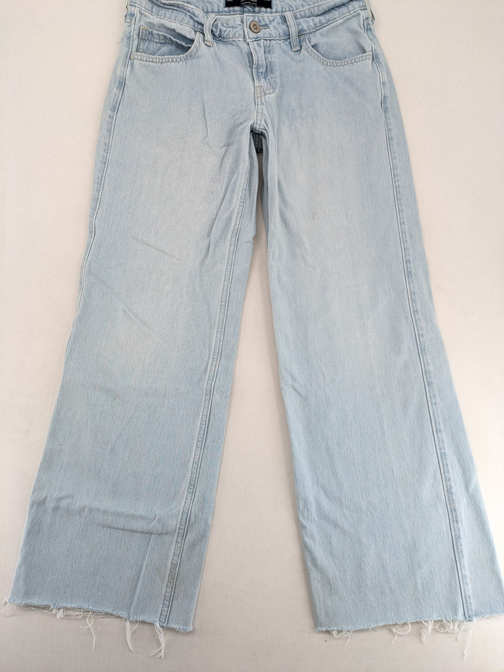 Hollister blue straight jeans low-rise baggy with raw hem and classic five-pocket design.