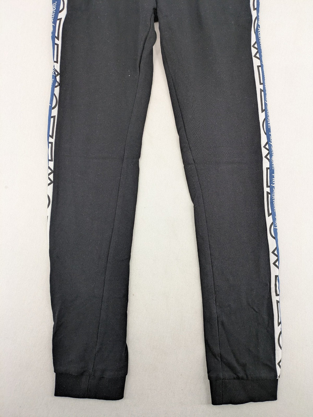 Baumwolle black pants with PlayStation logo tape, elastic waistband, cotton material.