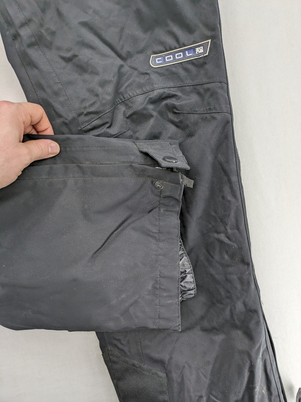 COOLE black ski pants with Thinsulate insulation and versatile unisex design.