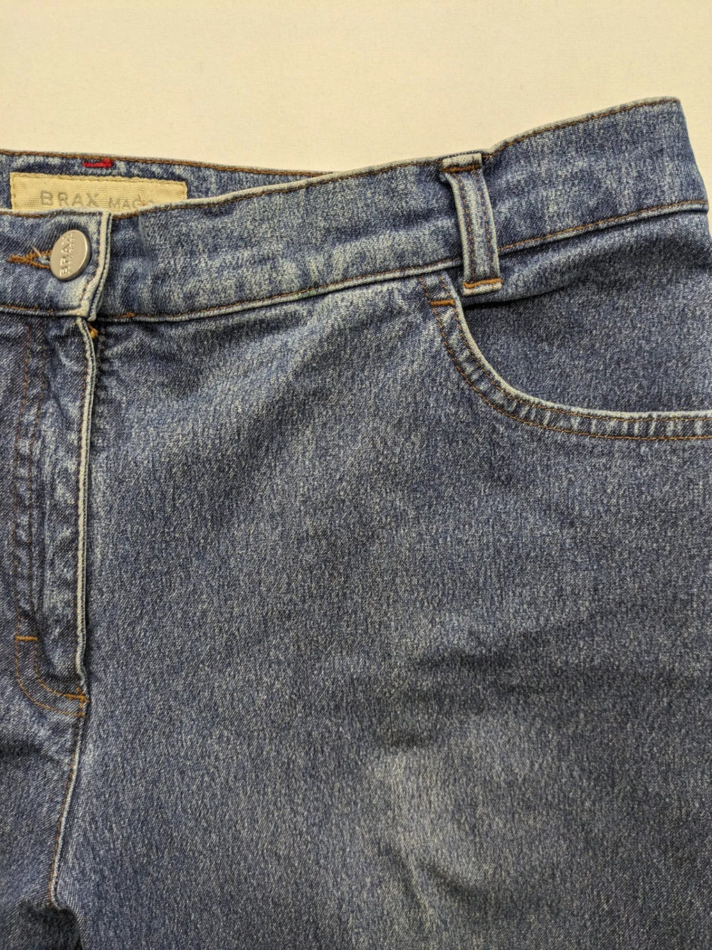 BRAX blue straight jeans with 5-pocket style and classic denim material.