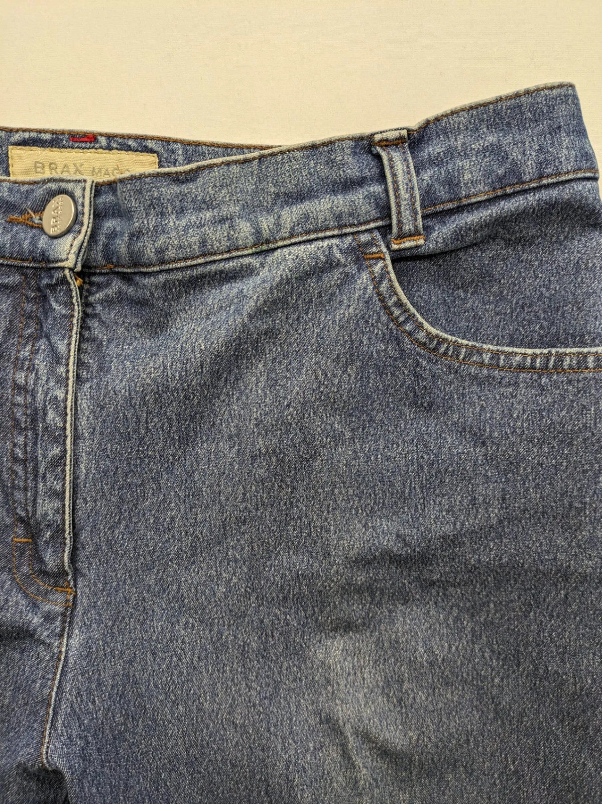 BRAX blue straight jeans with 5-pocket style and classic denim material.
