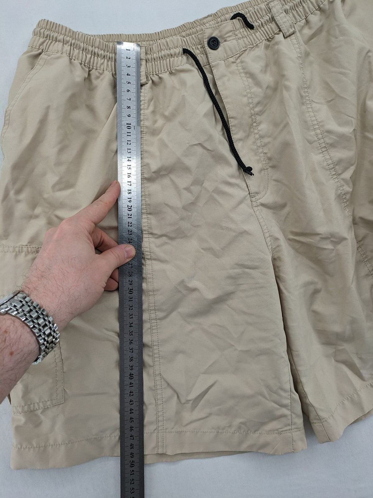 MAI Fashion beige cargo shorts with elastic waistband and spacious side pockets.
