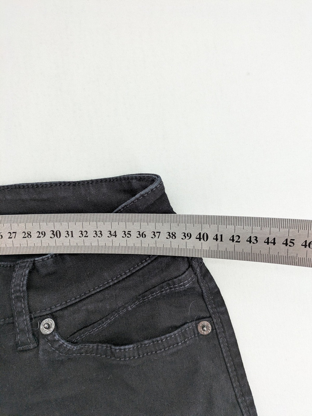 MAC straight leg jeans grey five-pocket design with classic cut and zipper fly.