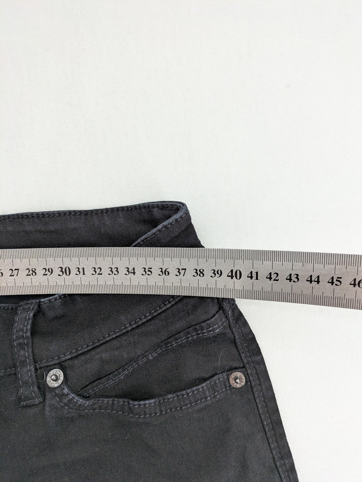MAC straight leg jeans grey five-pocket design with classic cut and zipper fly.