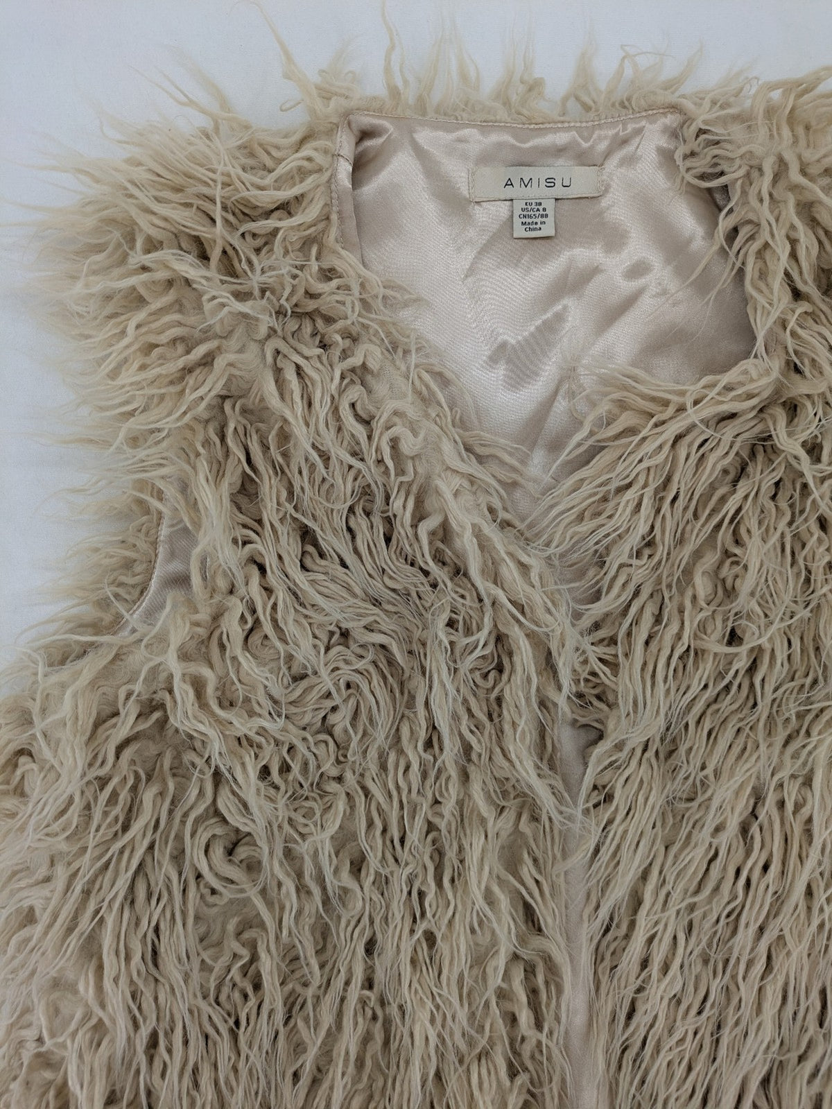 Amisu beige shaggy vest, sleeveless, soft faux fur, open front design.