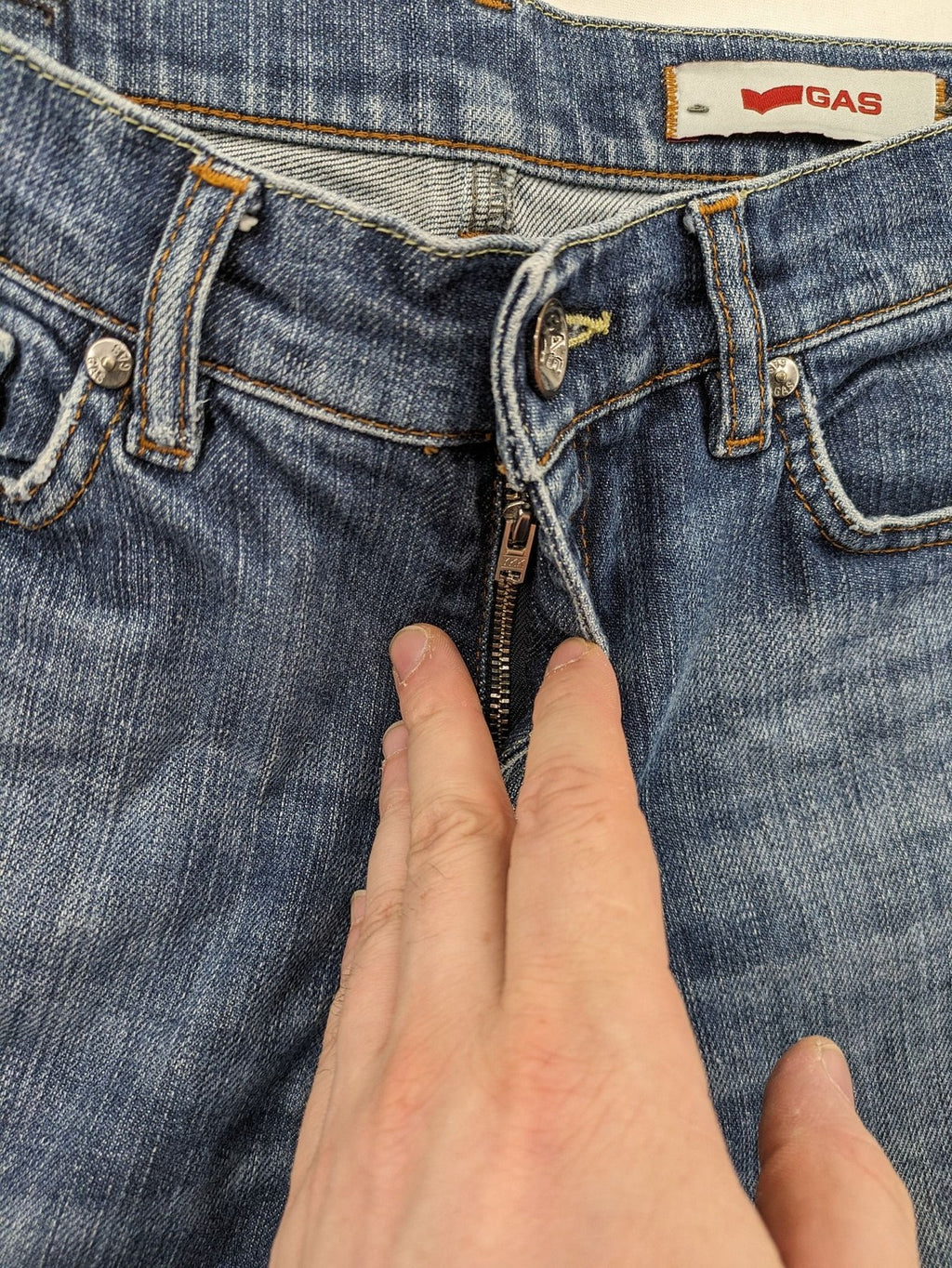 GAS straight jeans blue with open frayed hem and classic 5-pocket style.