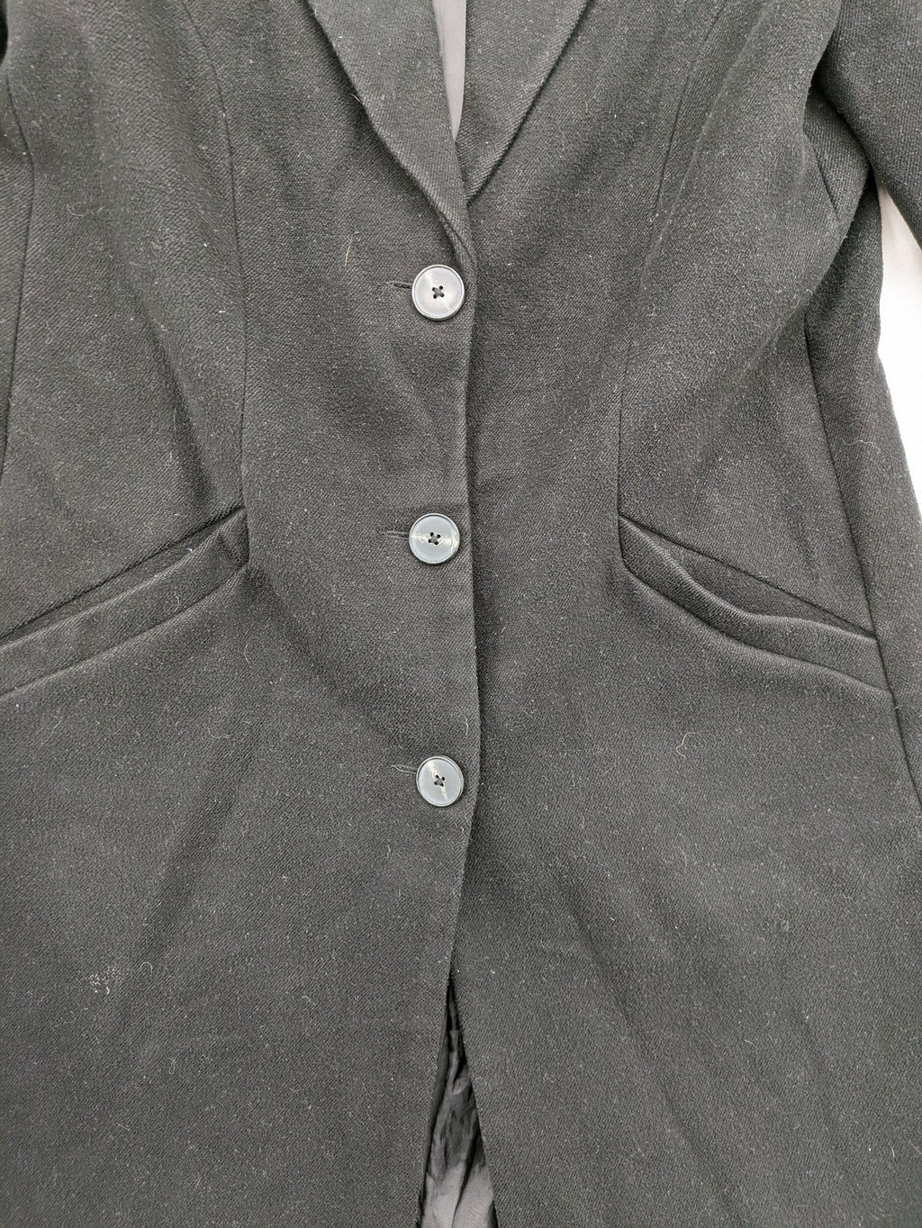 Vero Moda grey coat with classic lapel collar and button front, featuring two front pockets.