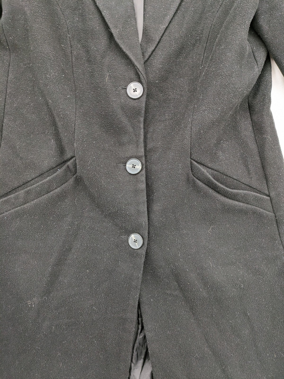 Vero Moda grey coat with classic lapel collar and button front, featuring two front pockets.