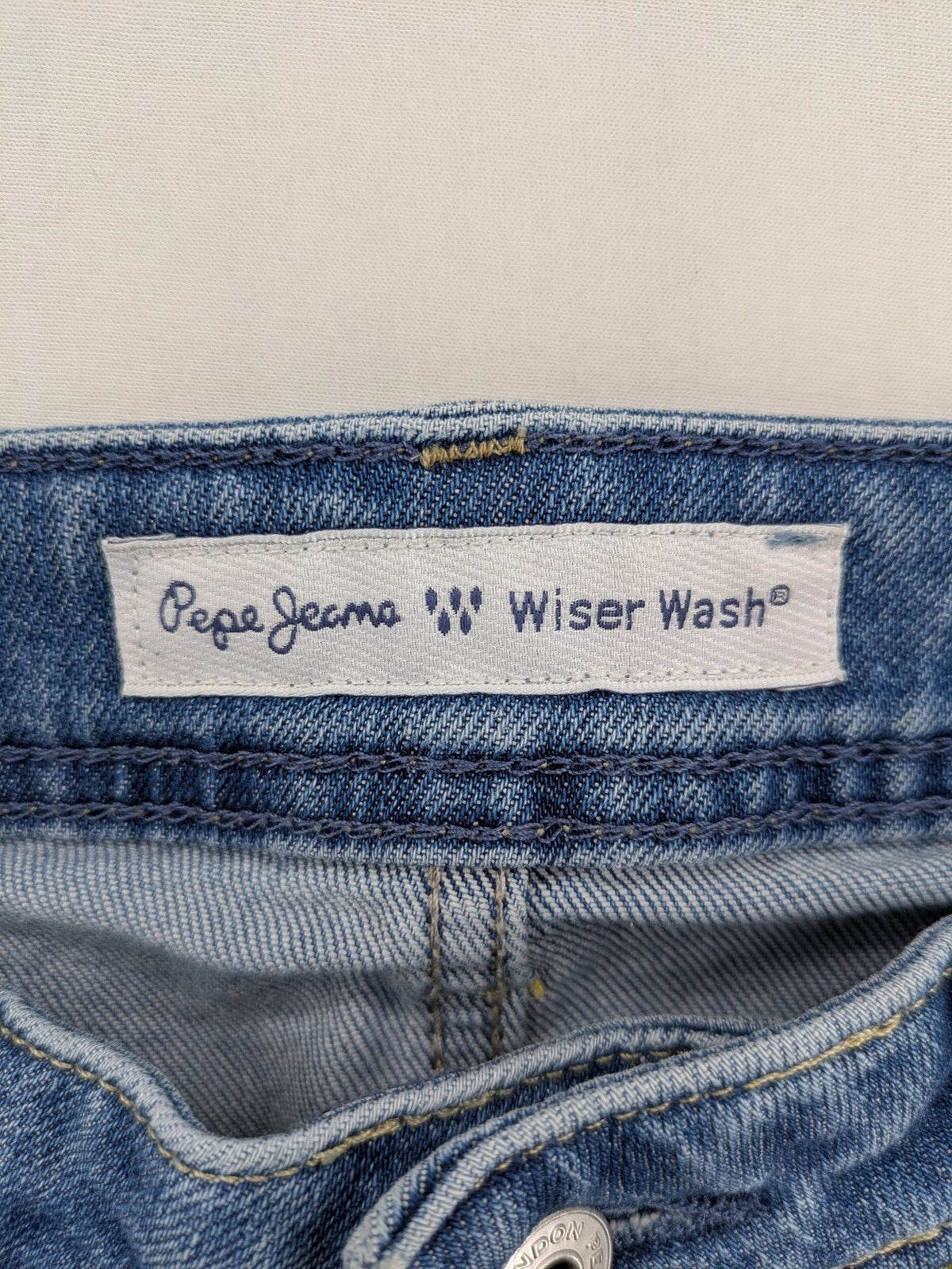 Pepe Jeans blue mom fit jeans high waist with Wiser Wash technology and carrot cut.