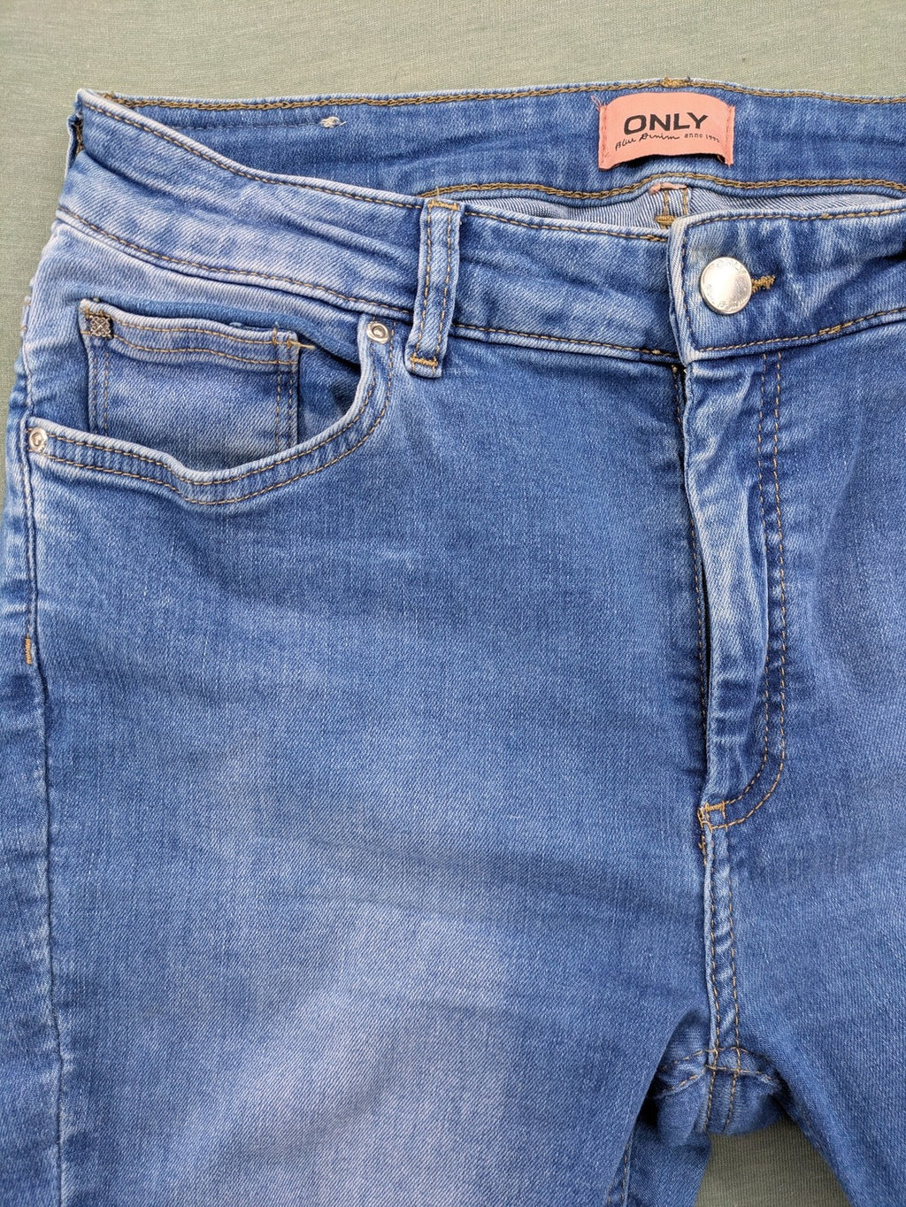 ONLY blue skinny jeans with frayed raw hem and classic 5-pocket design.