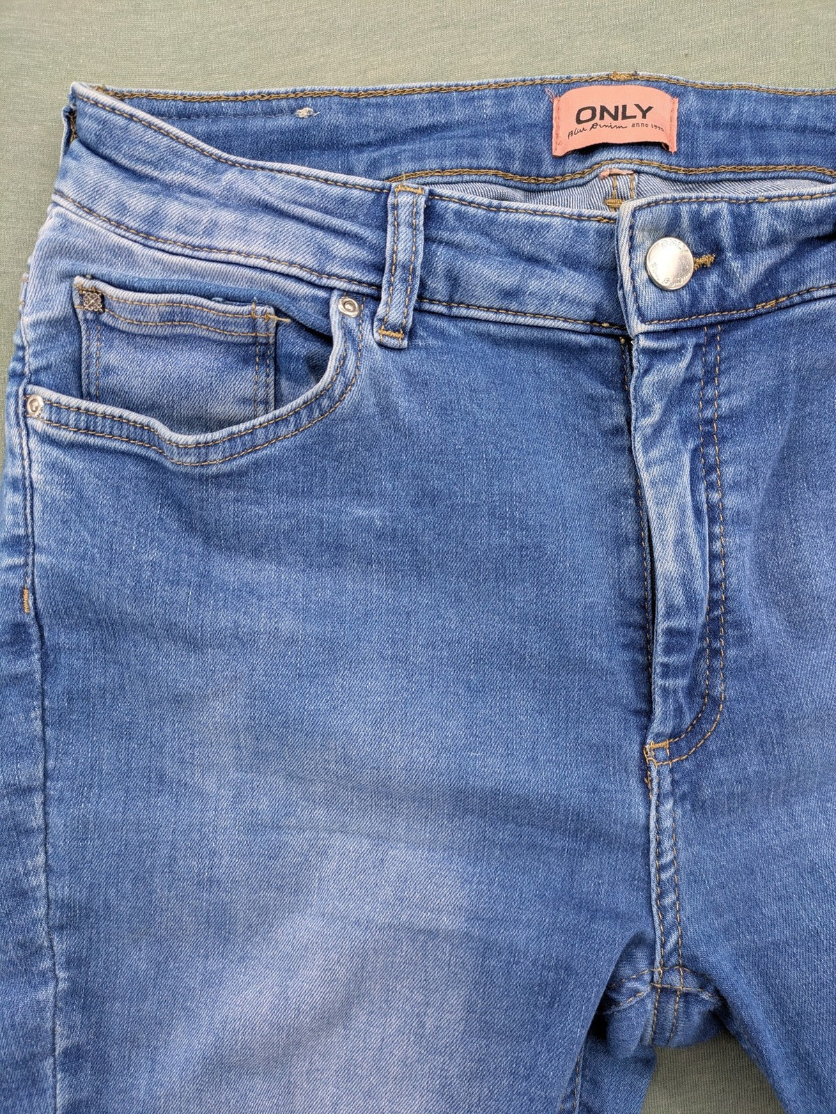 ONLY blue skinny jeans with frayed raw hem and classic 5-pocket design.