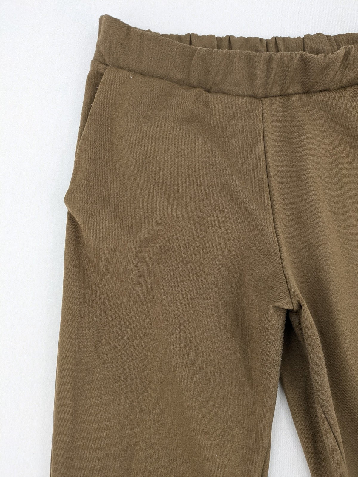 Zara khaki pants pull-on design with elastic waistband and side pockets.