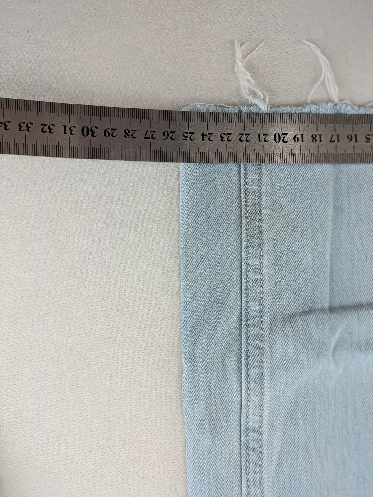 Hollister blue straight jeans low-rise baggy with raw hem and classic five-pocket design.