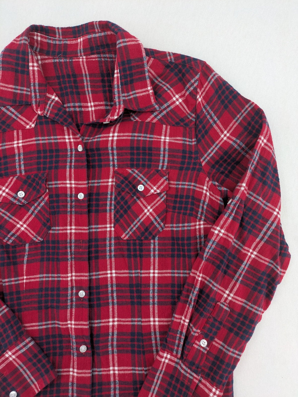 Baumwolle red check flannel shirt long sleeve with two chest pockets and button-down collar.