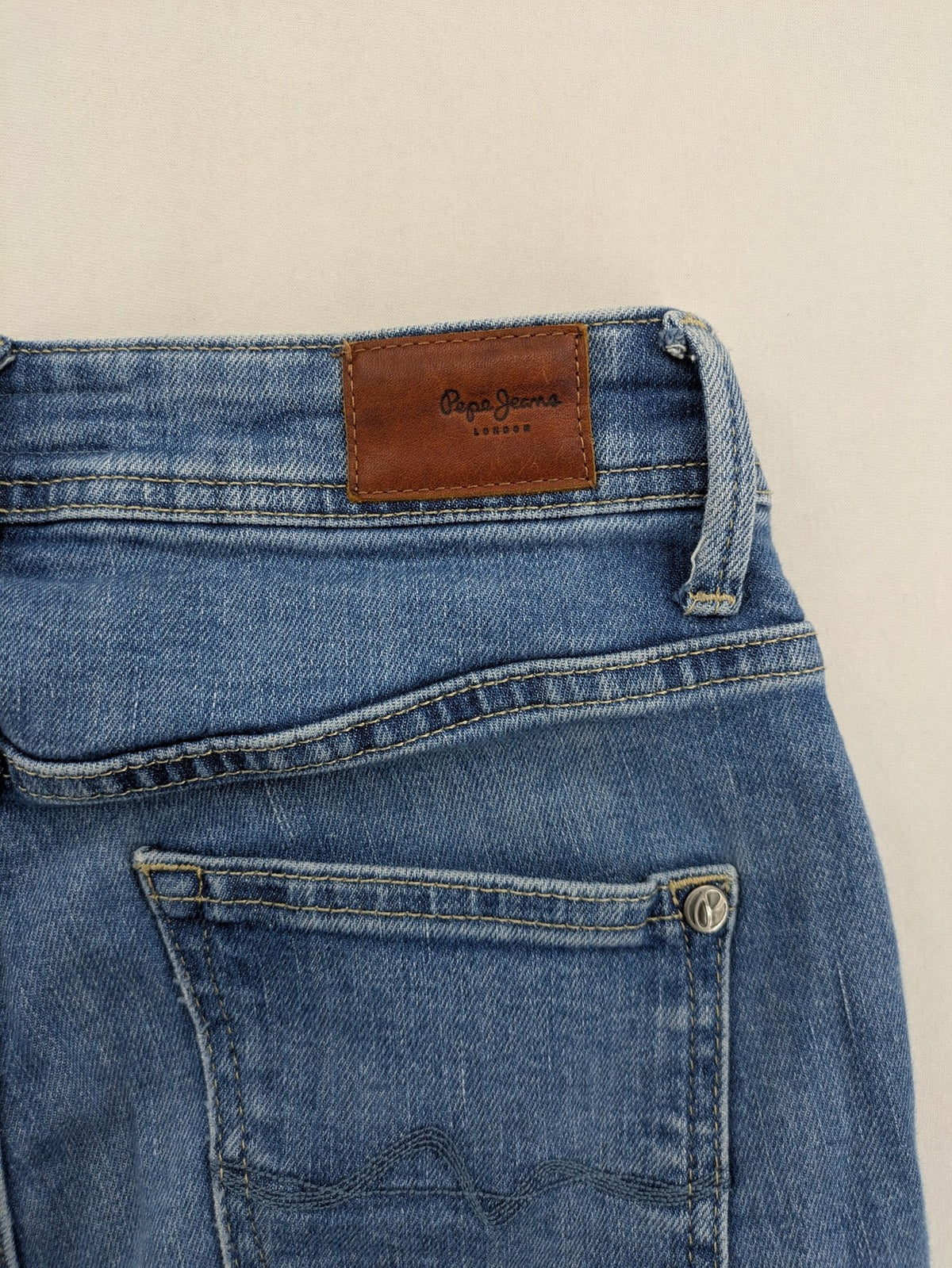Pepe Jeans blue mom fit jeans high waist with Wiser Wash technology and carrot cut.