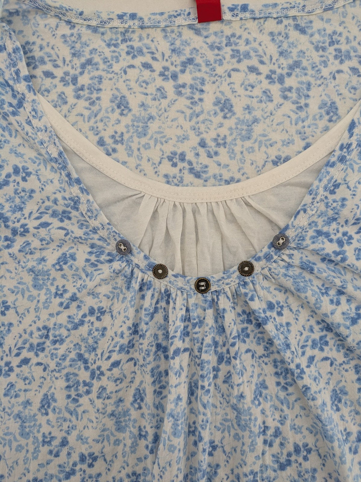 edc blue and white floral top short sleeve gathered neckline decorative eyelets