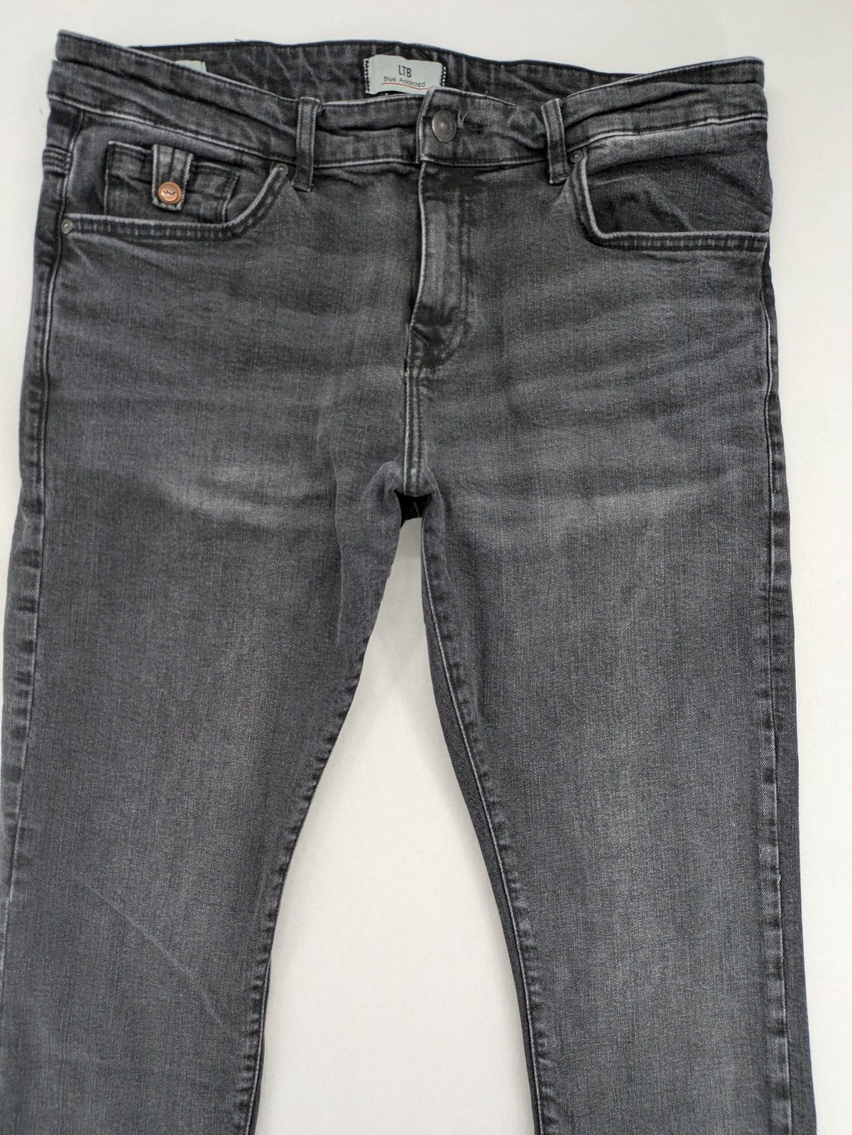 LTB blue straight jeans with classic 5-pocket design and low-rise slim fit.