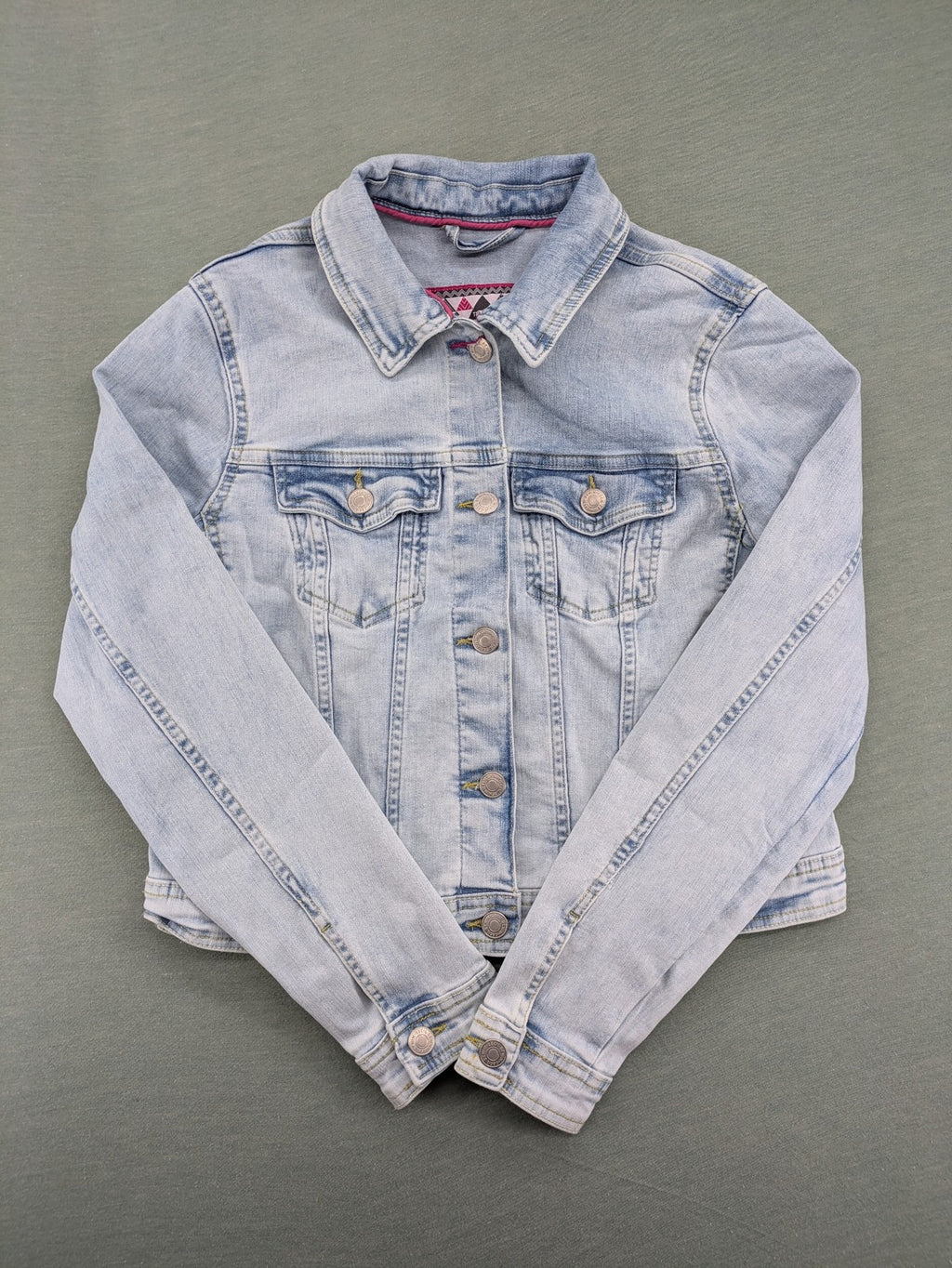hle blue denim jacket lightwash classic trucker style with pink collar trim and pockets