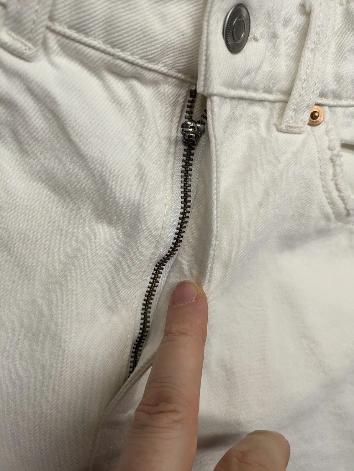 H&M white straight jeans high rise 5-pocket style made from 100% cotton.