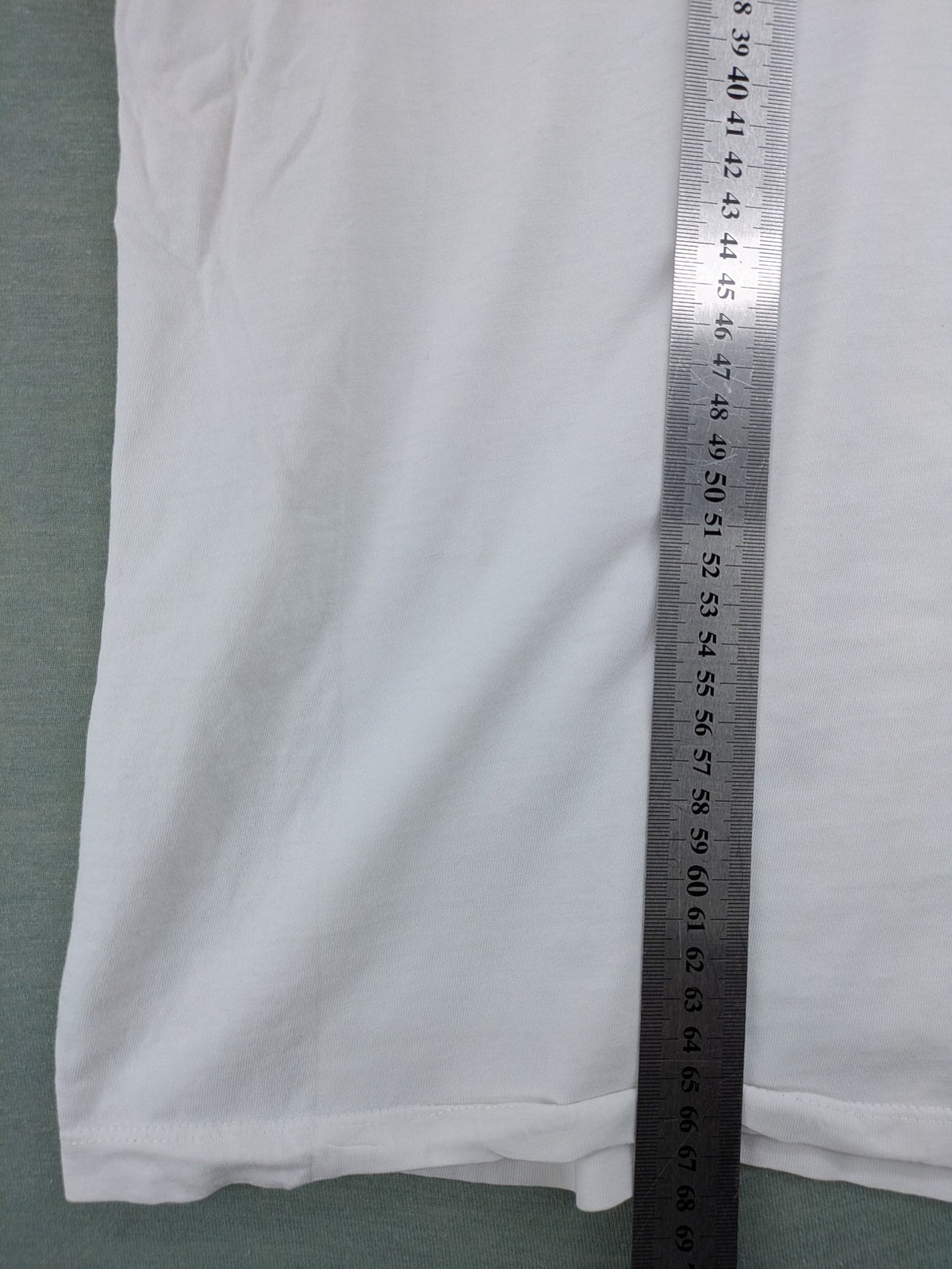 Hajo white short-sleeve t-shirt with subtle logo embroidery and side slits.