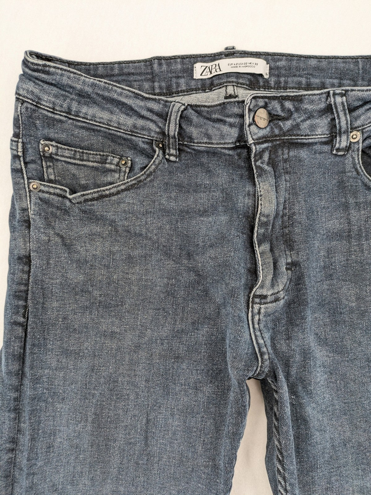 Zara blue slim fit jeans with classic 5-pocket design and subtle wash effect.