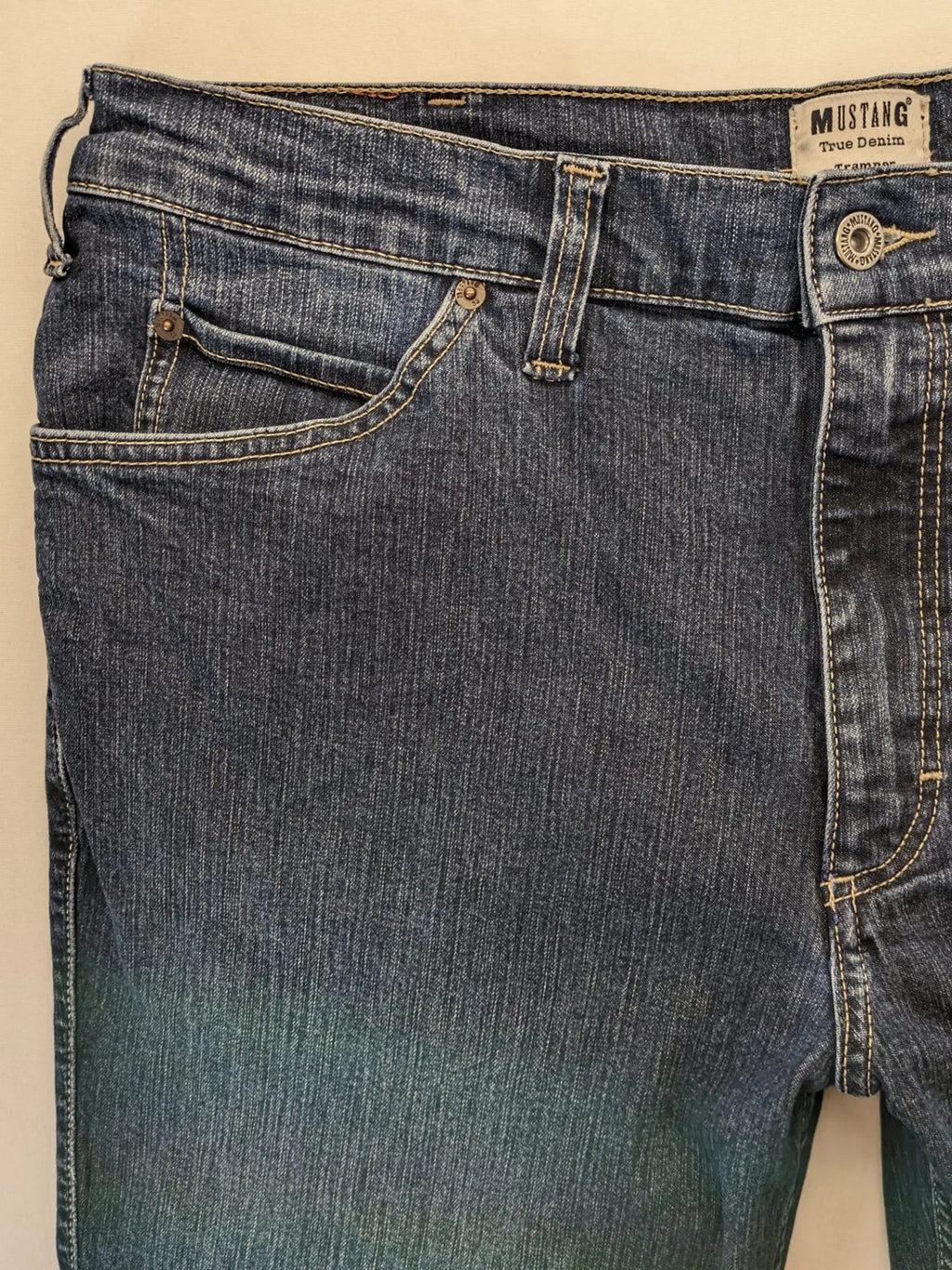 Mustang straight jeans blue dark wash, robust True Denim, classic fit, zipper closure.