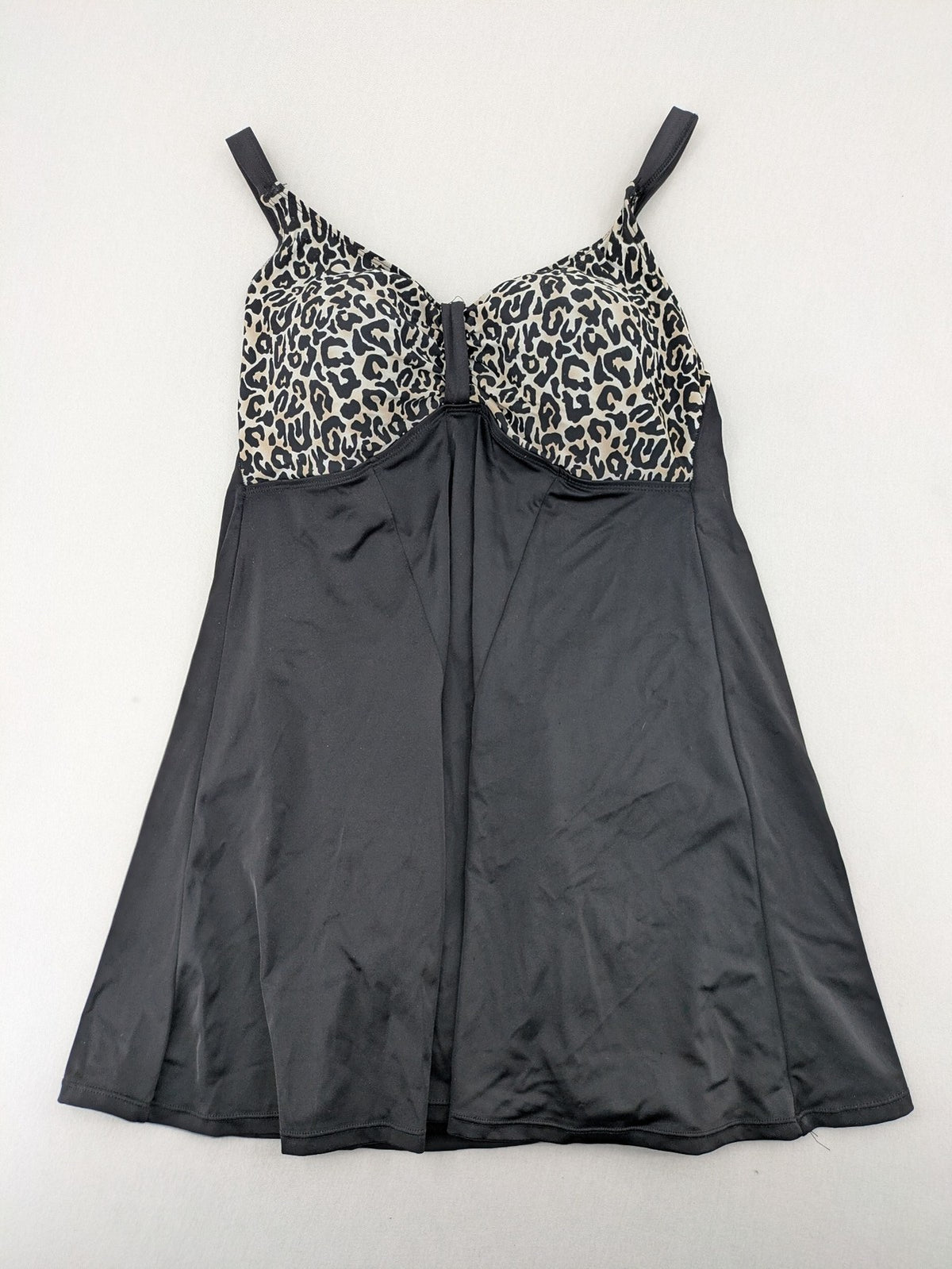 Damen Tankini beige leopard print top with black flared skirt and adjustable straps.
