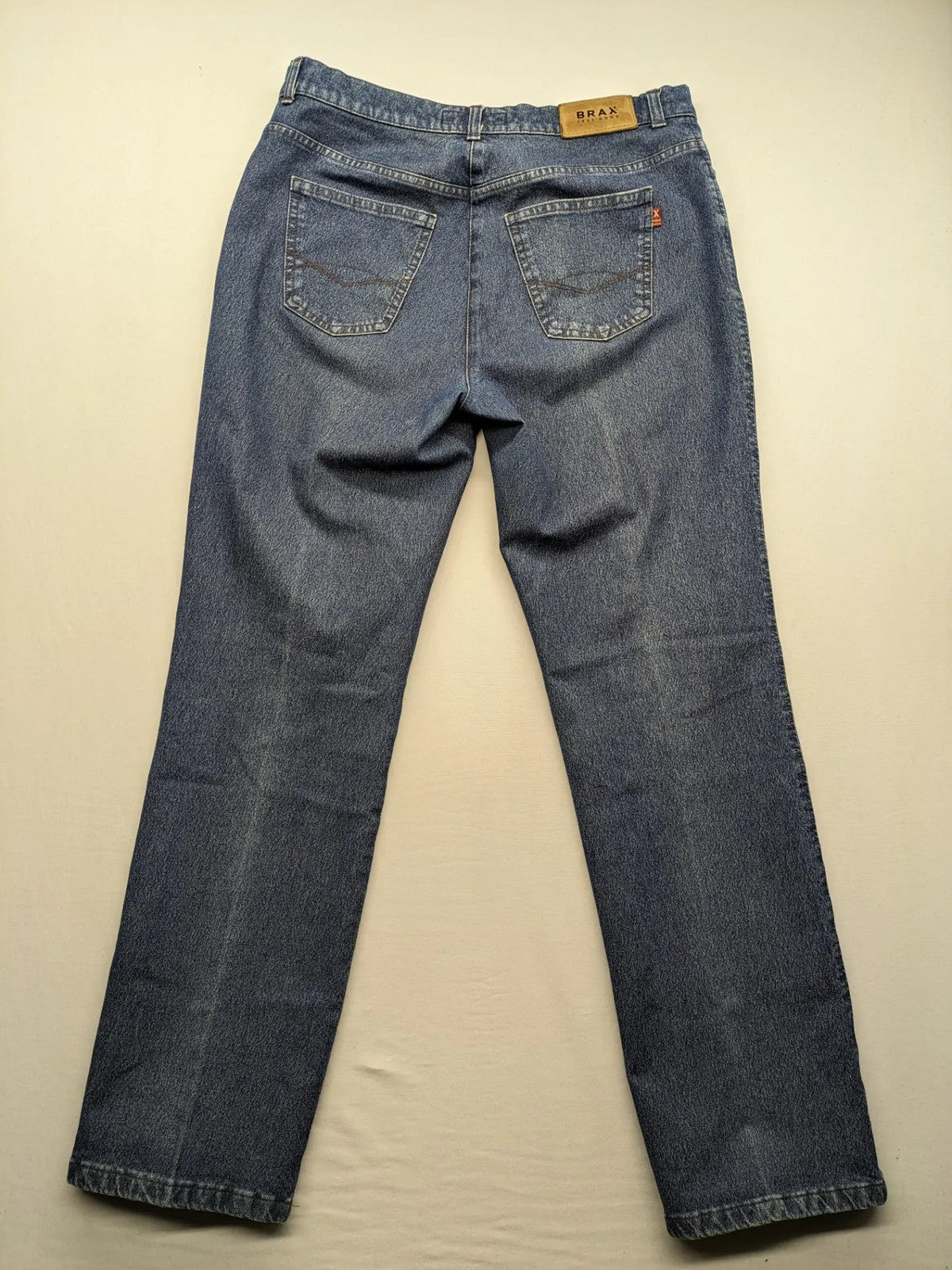 BRAX blue straight jeans with 5-pocket style and classic denim material.