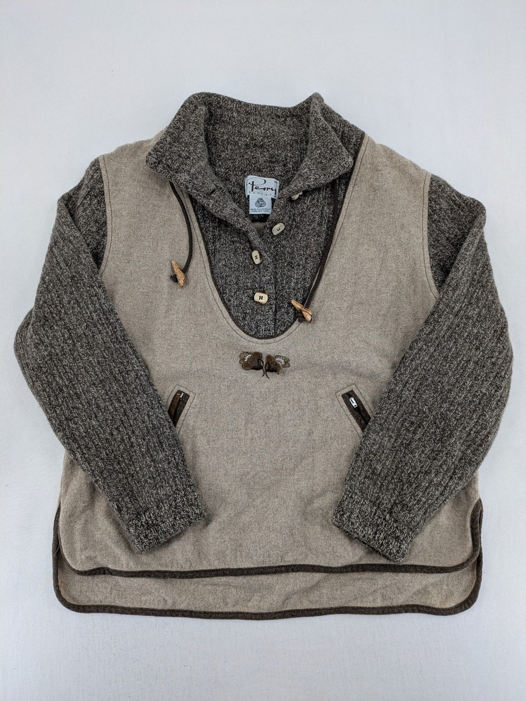 Perry Country beige Trachtenpullover 100% Schurwolle mit Edelweiß-Stickerei und Knebelverschlüssen.