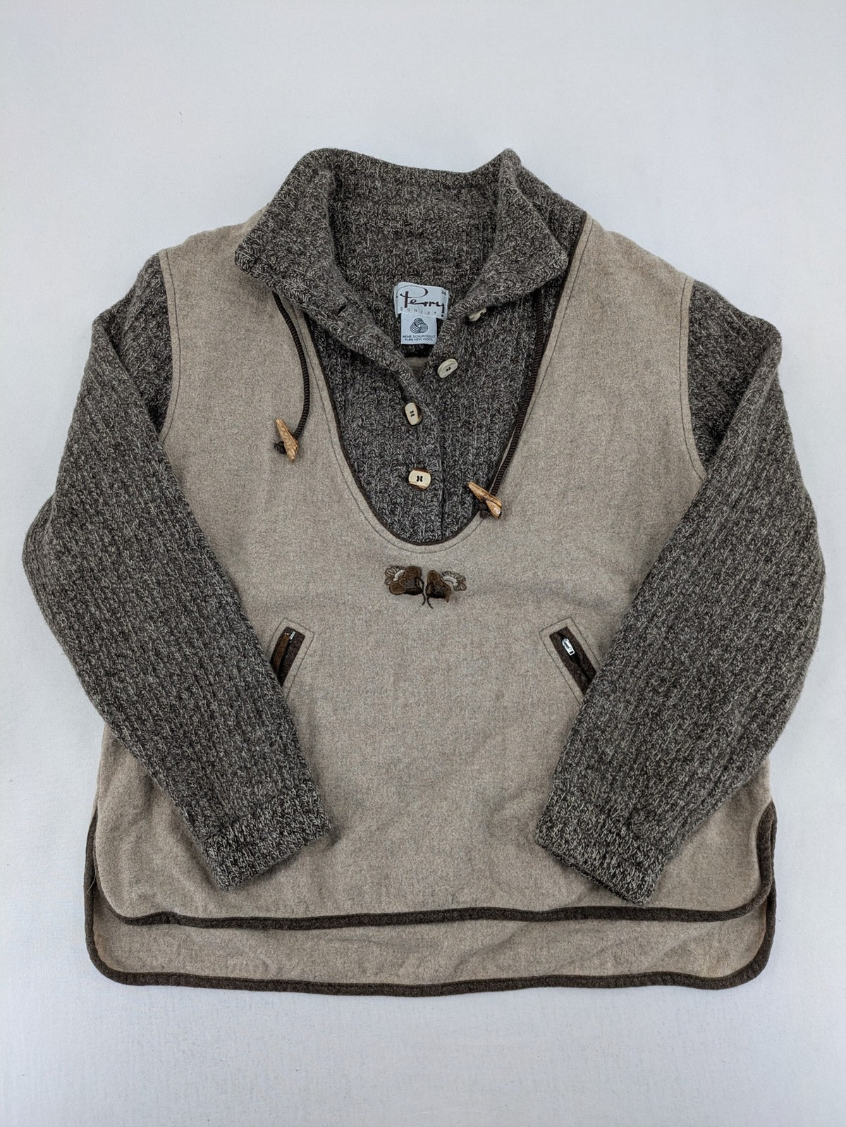 Perry Country beige Trachtenpullover 100% Schurwolle mit Edelweiß-Stickerei und Knebelverschlüssen.