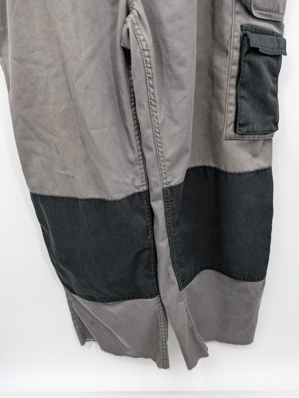 Herren Latzhose grey with black accents, multiple cargo pockets, durable polyester-cotton blend.