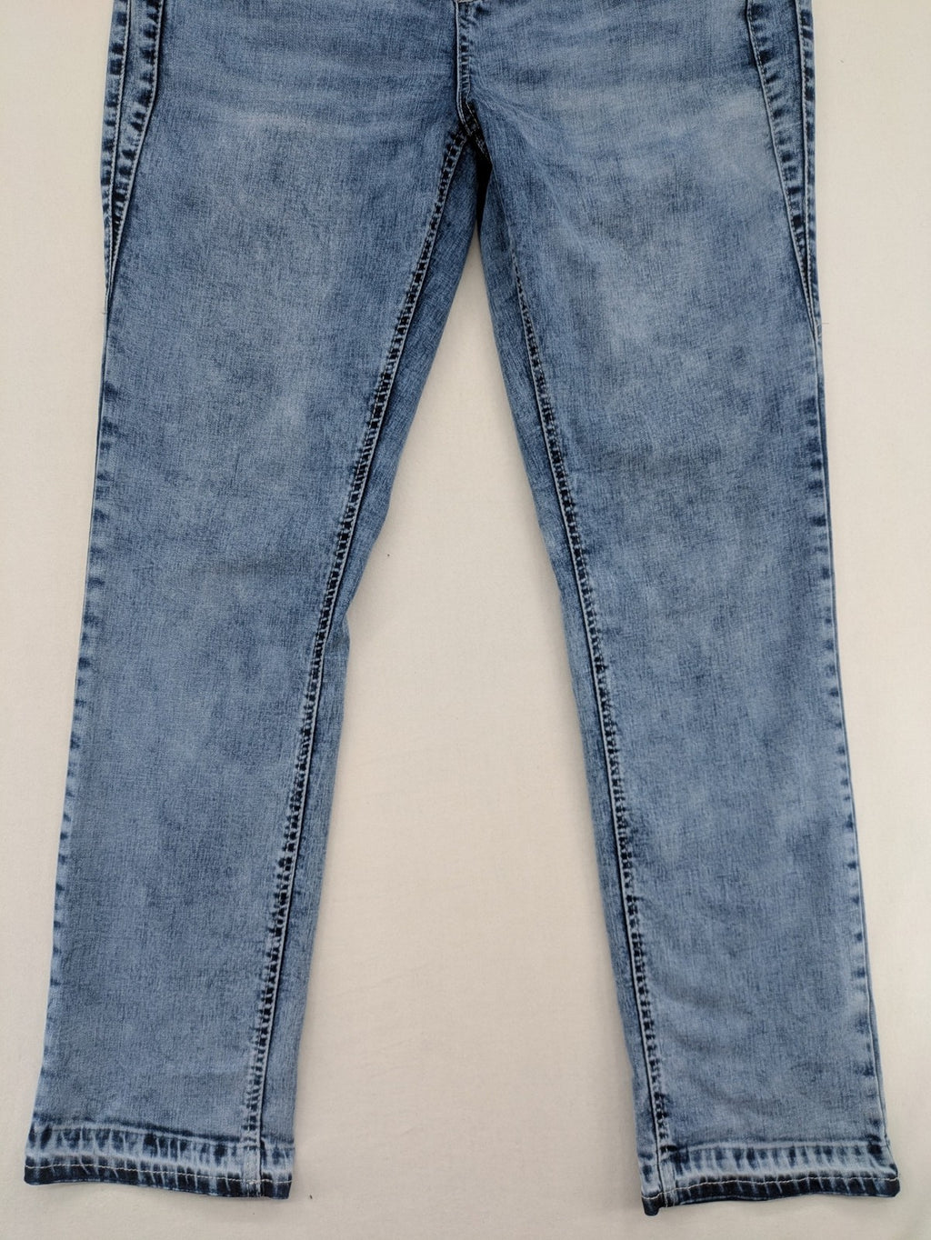 Multiblu blue straight jeans slim fit with decorative front zippers and light wash.