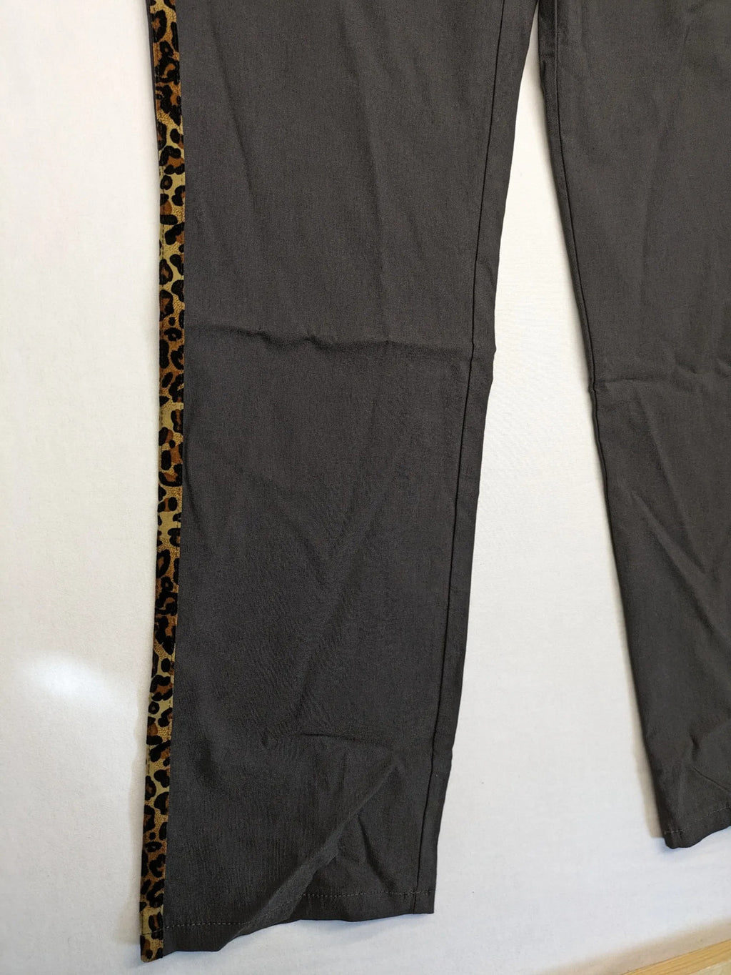 Elegante multi pants grey leopard print side stripes, stretchy material with pockets.