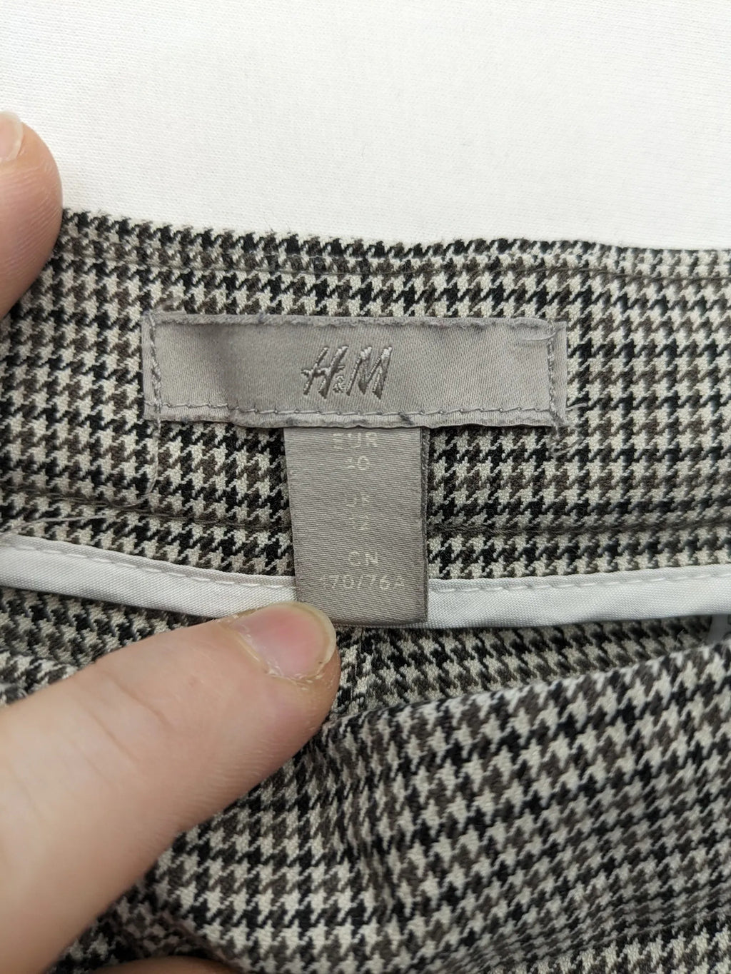 H&M beige pants houndstooth pattern with black and brown tones, stretchy material.