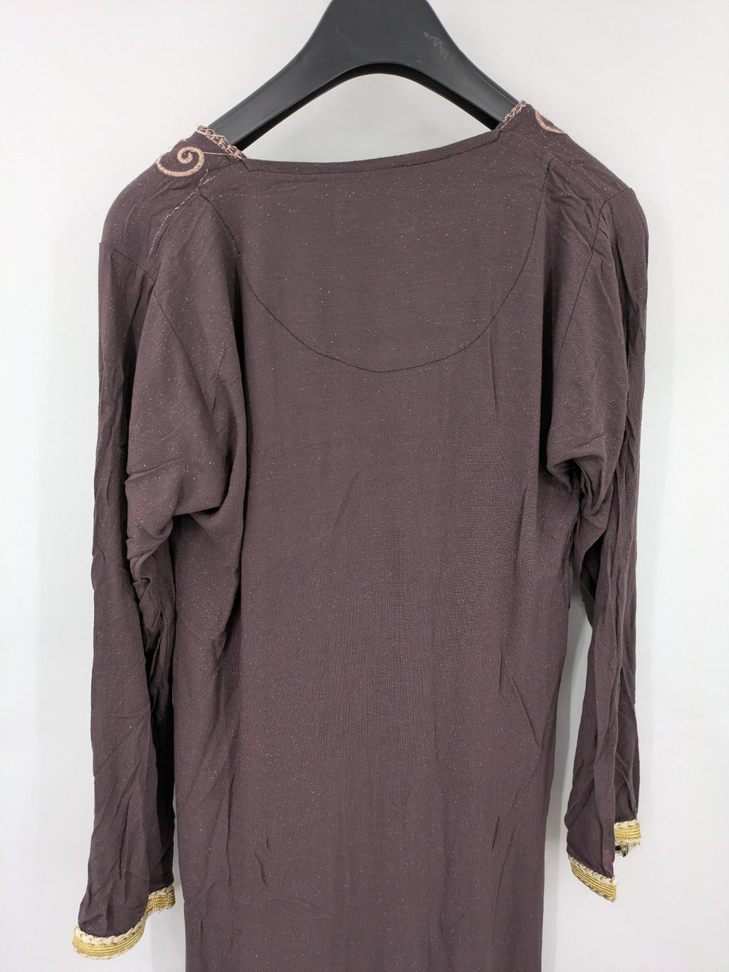 RAWAA gold maxikleid kaftan mit floraler Stickerei und glitzerndem Material, lange Ärmel.