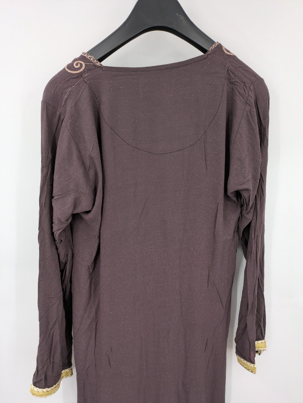RAWAA gold maxikleid kaftan mit floraler Stickerei und glitzerndem Material, lange Ärmel.