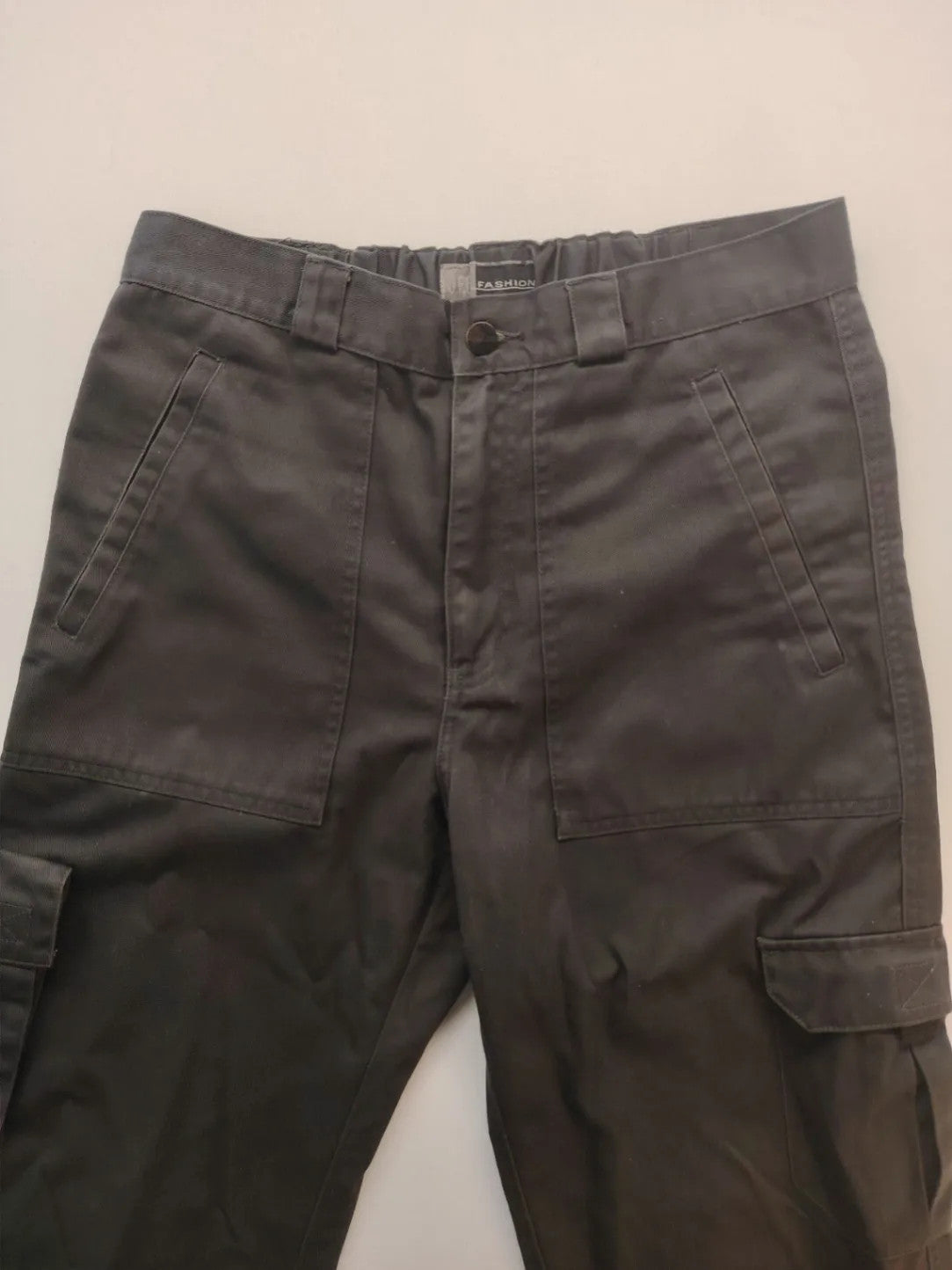 Herren grey cargo pants with multiple pockets, elastic waistband, durable polyester-cotton blend.