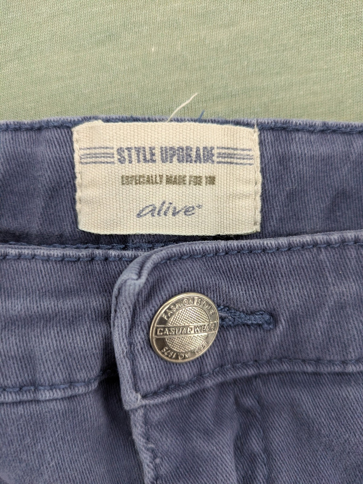 Baumwolle blue pants with adjustable waistband, classic zip fly, and front pockets.