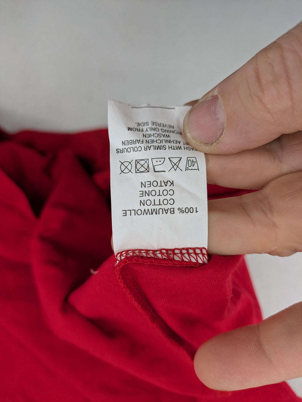 ck red t-shirt with white collar, "Aufregend.gut" print, classic ring style, cotton.