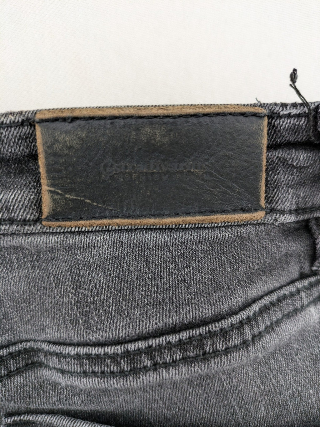 Stradivarius grey skinny jeans with distressed finish and ankle zippers, five-pocket style.
