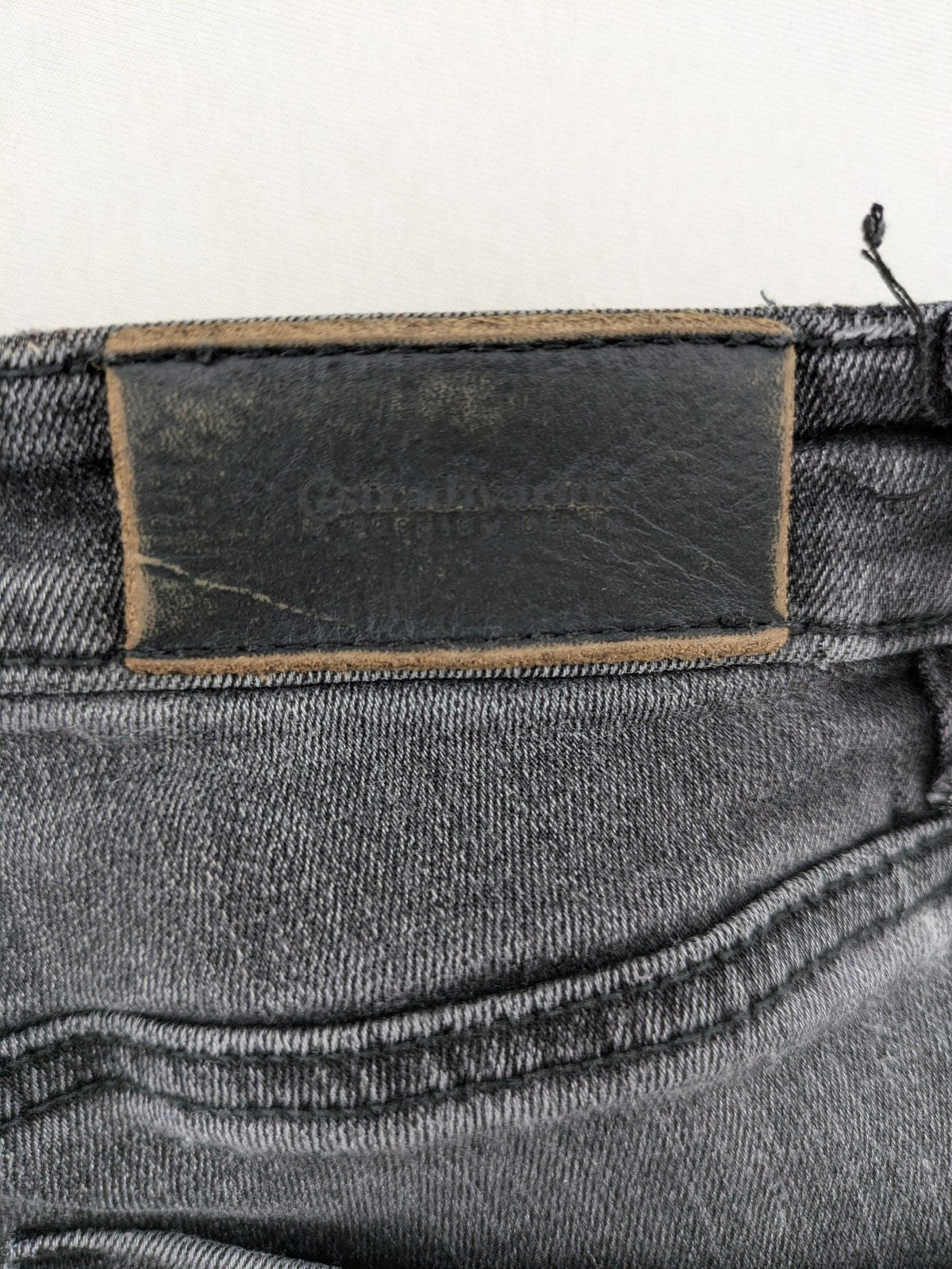 Stradivarius grey skinny jeans with distressed finish and ankle zippers, five-pocket style.