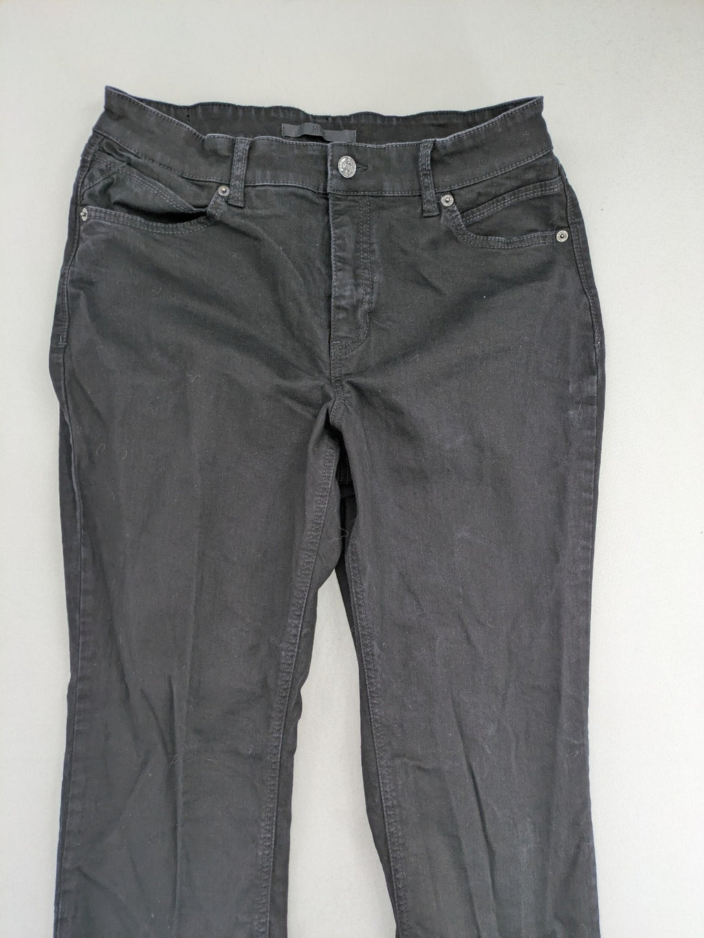 MAC straight leg jeans grey five-pocket design with classic cut and zipper fly.