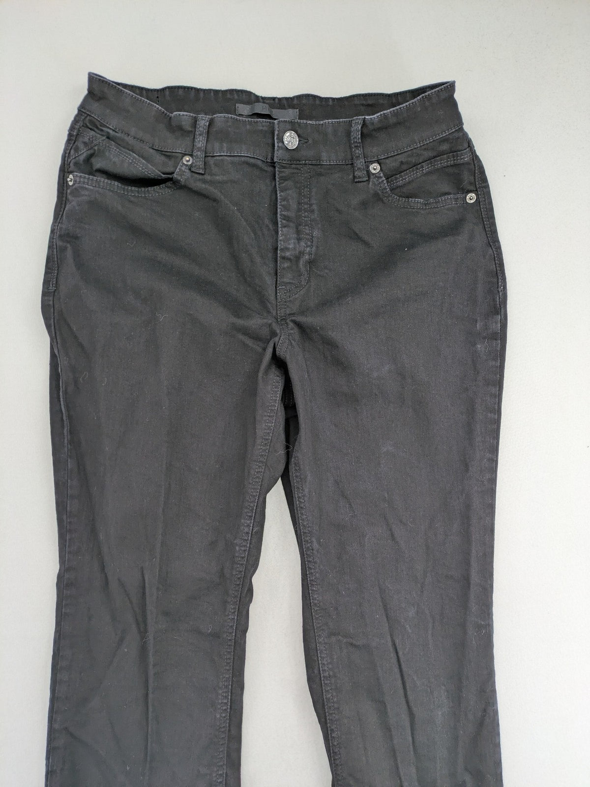 MAC straight leg jeans grey five-pocket design with classic cut and zipper fly.
