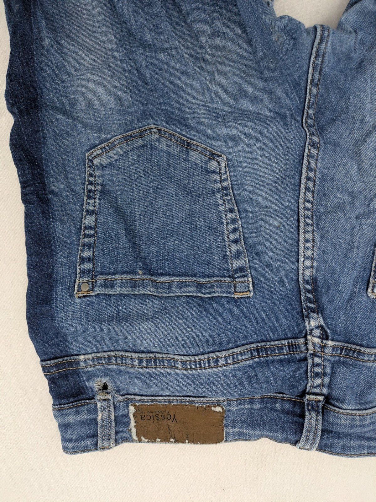 Yessica blue skinny jeans with two-tone side stripe and classic five-pocket design.