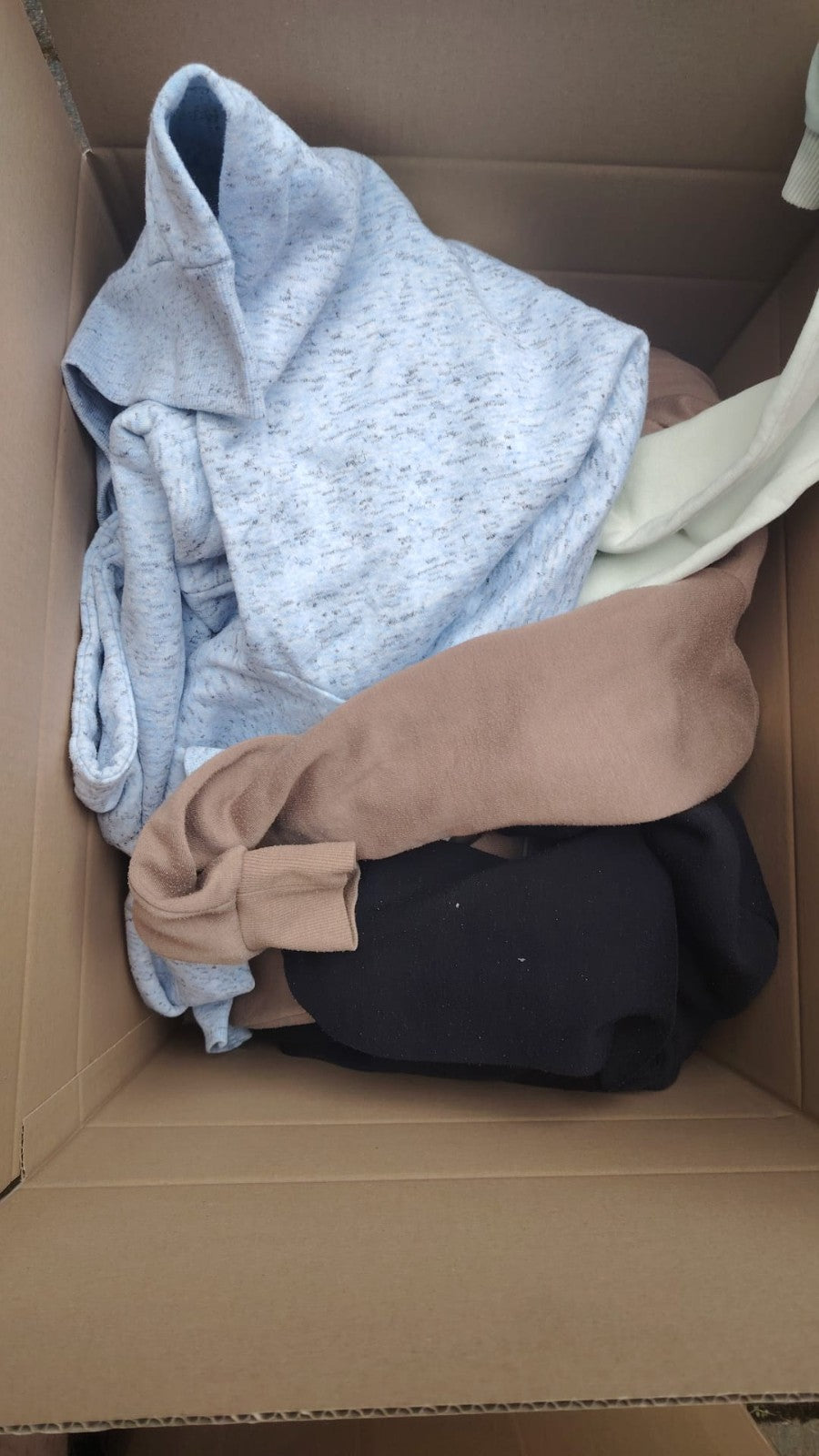 Hoodies white pullover cotton and polyester, suitable for print-on-demand and textile printing.